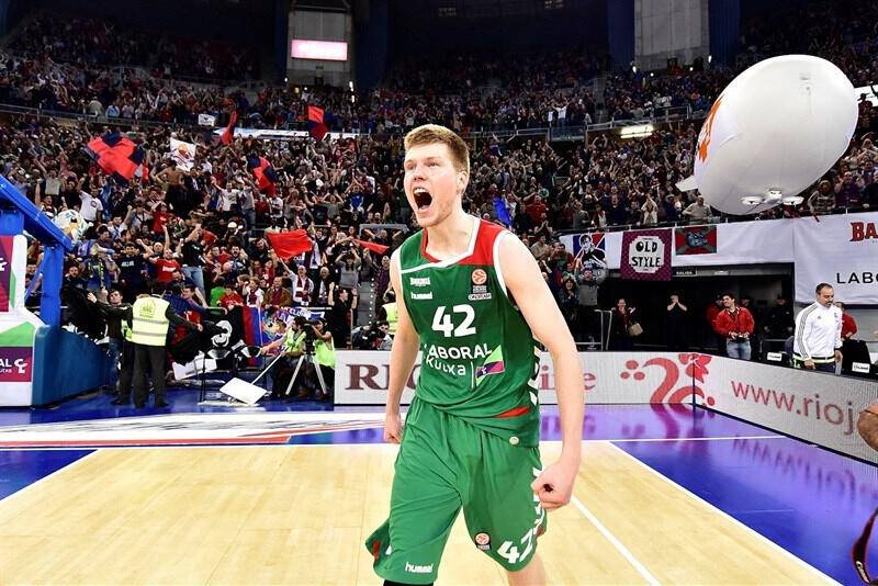 davis-bertans-celebrates-laboral-kutxa-vitoria-gasteiz-eb15