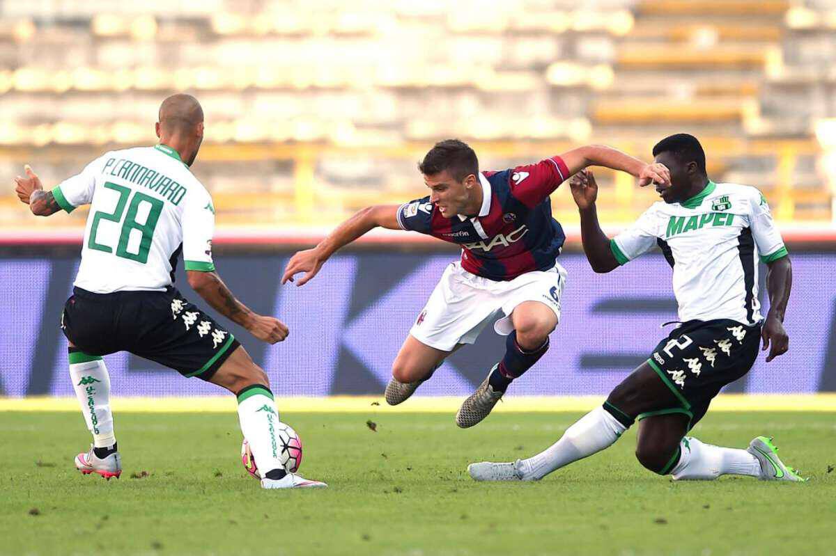 Foto LaPresse - Massimo Paolone 29/08/2015 Bologna ( Italia) Sport Calcio Bologna - Sassuolo Campionato di Calcio Serie A TIM 2015 2016 - Stadio "Renato Dall'Ara" Nella foto: Lorenzo Crisetig in azione contrastato da Alfred Duncan e Paolo Cannavaro Photo LaPresse - Massimo Paolone 29 August 2015 Bologna ( Italy) Sport Soccer Bologna - Sassuolo Italian Football Championship League A TIM 2015 2016 - "Renato Dall'Ara" Stadium In the pic: Lorenzo Crisetig competes for the ball with Alfred Duncan and Paolo Cannavaro