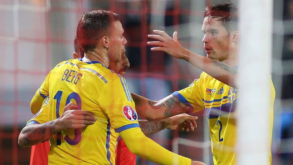 Swedens Marcus Berg (L) celebrates with teammates after opening the scoring during the Euro 2016 Group G qualifying football match between Liechtenstein and Sweden at the Rheinpark stadium in Vaduz on October 9, 2015. AFP PHOTO / MICHELE LIMINA (Photo credit should read MICHELE LIMINA/AFP/Getty Images)