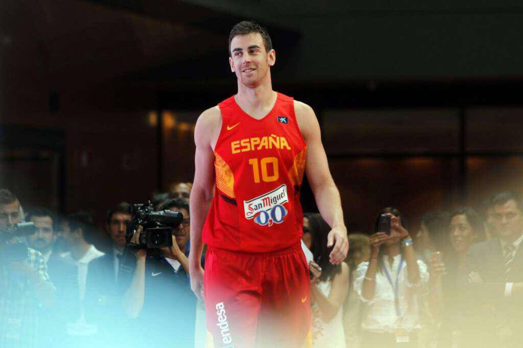 GRA105. MADRID, 24/07/2014.- El jugador Víctor Claver, sube al escenario durante el acto de presentación hoy de la Selección Española de Baloncesto que participará en el próximo Campeonato del Mundo de Baloncesto que se disputará próximamente en España. EFE/Hugo Ortuño