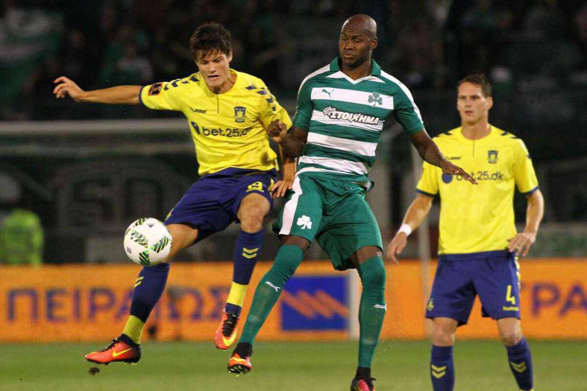 epa05496778 Victor Ibarbo (R) of Panathinaikos Athens and Christian Norgaard (L) of Brondby in action during the UEFA Europa League play offs match between Panathinaikos Athens and Brondby at Apostolos Nikolaidis in Athens, Greece, 18 August 2016. EPA/SPYROS CHORCHOUBAS