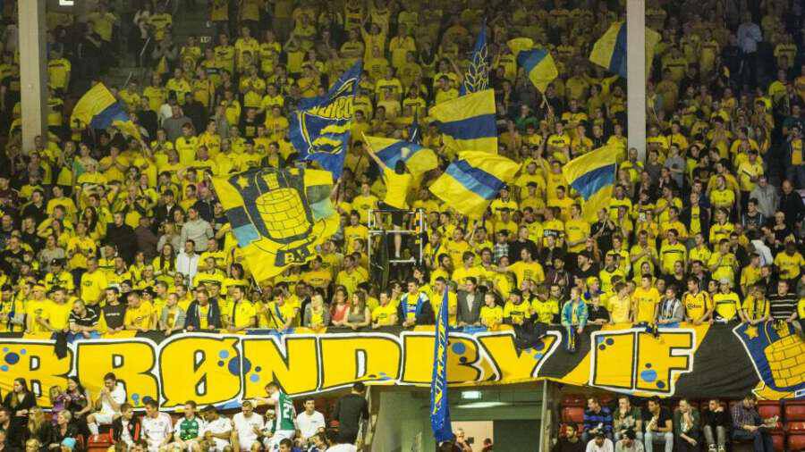 121880761-Brøndby fans