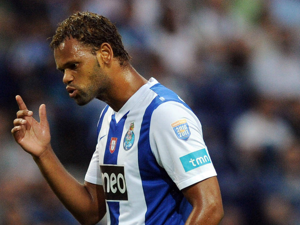 PORTO, PORTUGAL - AUGUST 19: Rolando of FC Porto in action during the Portuguese Primeira Liga match between FC Porto and Gil Vicente FC held on August 19, 2011 at the Dragao Stadium in Porto, Portugal. (Photo by Bruno Pires/EuroFootball/Getty Images)