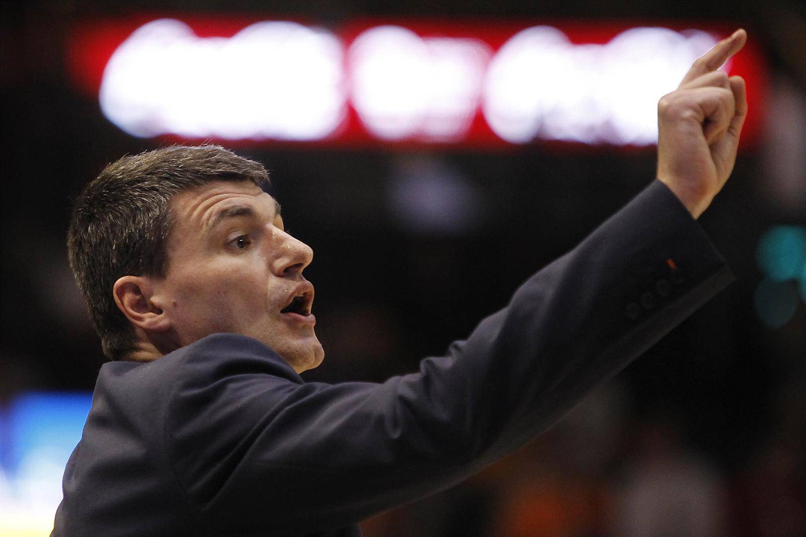 11/03/2012 Velimir Perasovic. El técnico balcánico del Valencia Basket, Velimir Perasovic, ha sido designado este lunes como el 'Mejor Entrenador Liga Endesa del mes de marzo-Trofeo AEEB'. Al término de la vigésimo sexta jornada de la competición española, Perasovic ha sumado con el conjunto 'taronja' cuatro victorias en este mes por tan sólo una derrota, que le sitúa en la zona de 'play-offs'. Unos buenos resultados y donde la diferencia de puntos anotados y encajados que le han permitido imponerse a los técnicos, que al igual que él, Dusko Ivanovic (Caja Laboral) y Sito Alonso (Lagun Aro GBC), ha registrado un formidable balance de 4-1, pero con una diferencia final peor que la del técnico del cuadro valenciano. MADRID DEPORTES ESPAÑA EUROPA ACB PHOTO