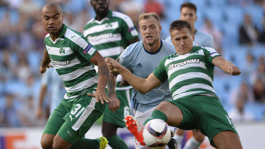 Celta Vigo's Swedish forward John Guidetti (C) runs for the ball with Panathinaikos' Finnish midfielder Robin Lod (R) and Brazilian defender Rodrigo Moledo during the Europa League Group G football match RC Celta de Vigo vs Panathinaikos FC on September 29, 2016. / AFP / MIGUEL RIOPA (Photo credit should read MIGUEL RIOPA/AFP/Getty Images)