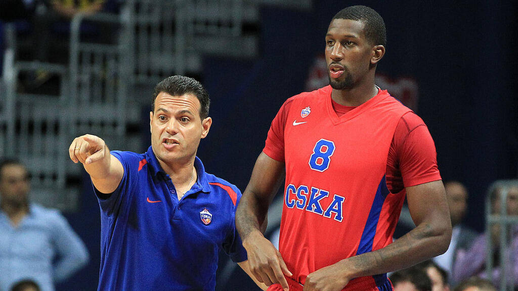 ISTANBUL, TURKEY - SEPTEMBER 25: Head coach of CSKA Moscow Dimitris Itoudis (L) speaks with Demetris Nichols (8) during the International Gloria Cup match between Fenerbahce Ulker and CSKA Moscow at Ulker Sports Arena in Istanbul, Turkey on September 25, 2014. (Photo by Ahmet Dumanli/Anadolu Agency/Getty Images)