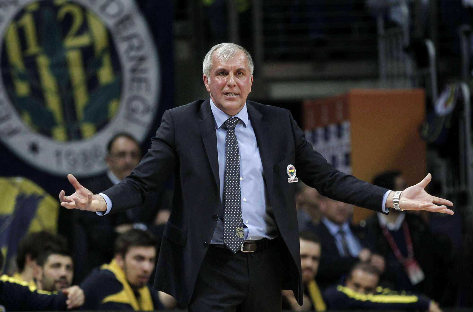 epa04144970 Fenerbahce Ulker's head coach Zelimir Obradovic reacts during the Euroleague Top 16 group E basketball match between Fenerbahce Ulker and EA7 Emporio Armani Milan, in Istanbul, Turkey, 28 March 2014. EPA/SEDAT SUNA